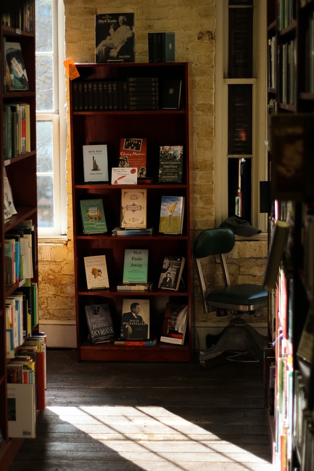 unsplash_bookshop_empty.jpg